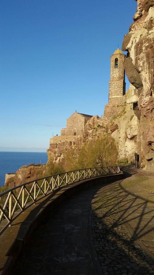 La Tartaruga Spiaggiata - Bilocale Centrale A Pochi Metri Dalla Spiaggia Castelsardo Buitenkant foto